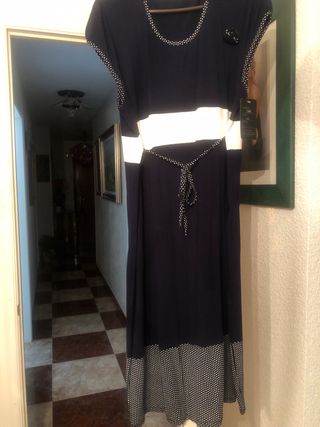 Vestido azul marino con adornos, adornos en blanco
