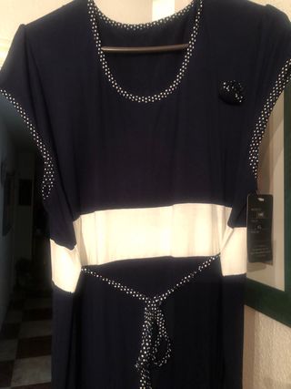 Vestido azul marino con adornos, adornos en blanco
