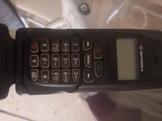 Teléfono Motorola 1995 con cargador y funda