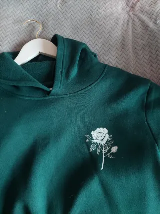 Sudadera verde botella con capucha