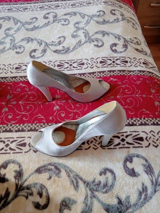 Tacchi argentati con punta