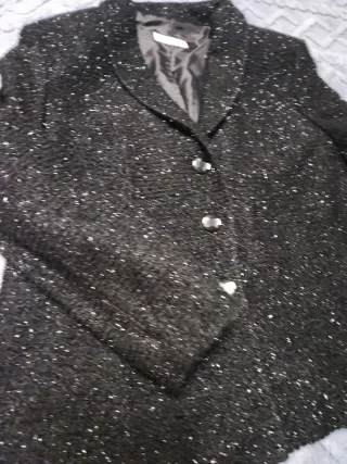 Americana mujer negra con brillos