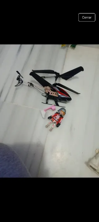 Lote de juguetes: helicóptero y figura