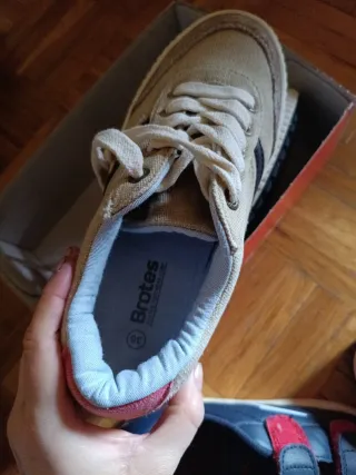 Marca Brotes. Talla 36 Zapatos niño beige y azul