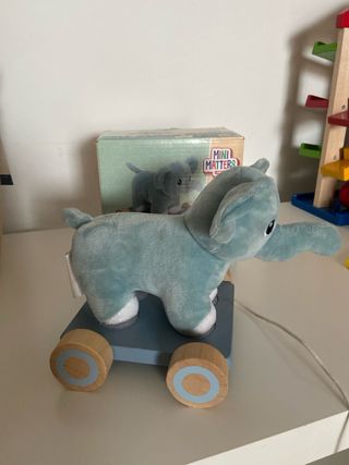 Peluche elefante con carrito de madera