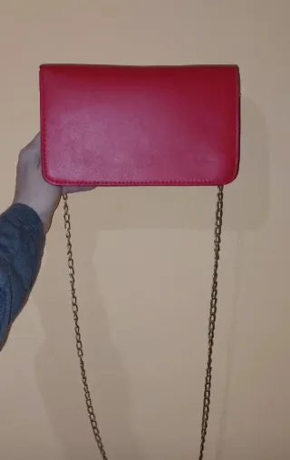 Bolso de fiesta rojo con cadena