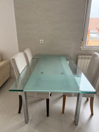 Mesa de cristal y metal extensible