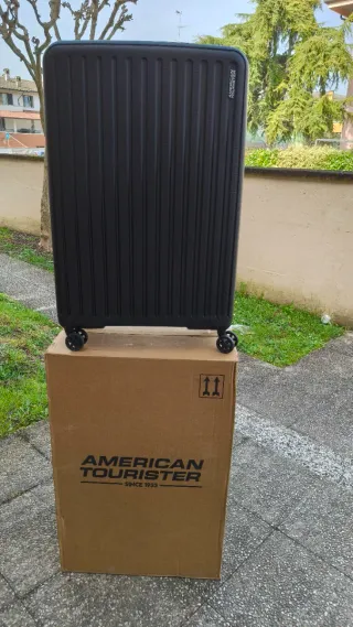 Set valigie American Tourister nere