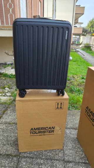 Set valigie American Tourister nere