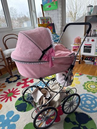 Carrito de juguete rosa para bebé.
