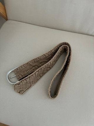 Cinturón vaquero marrón con hebilla plateada