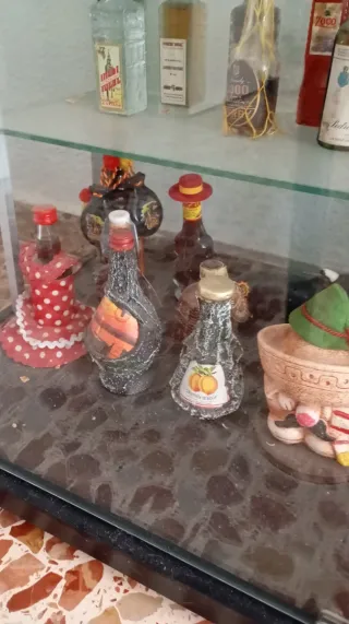 Collezione di bottiglie miniatura di liquori