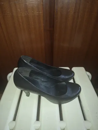 Zapatos de piel. Tienen un detallito por dentro.