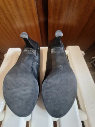 Zapatos de piel. Tienen un detallito por dentro.