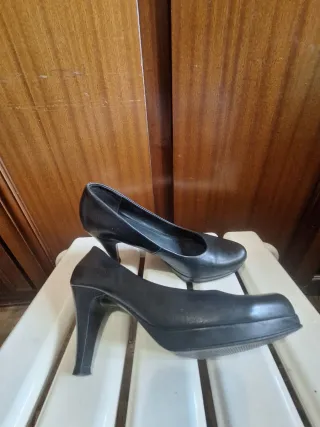 Zapatos de piel. Tienen un detallito por dentro.