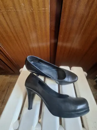 Zapatos de piel. Tienen un detallito por dentro.