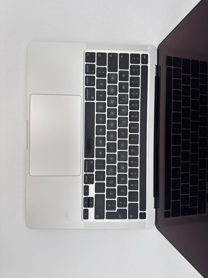MacBook Pro 13" mid 2020 afbeelding 2