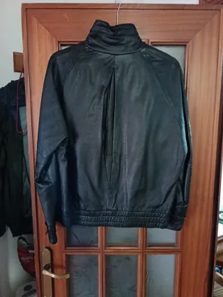 Cazadora de cuero negra