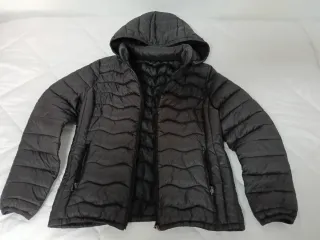 Chaqueta acolchada negra con capucha.