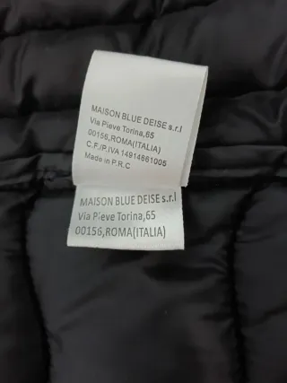 Chaqueta acolchada negra con capucha.