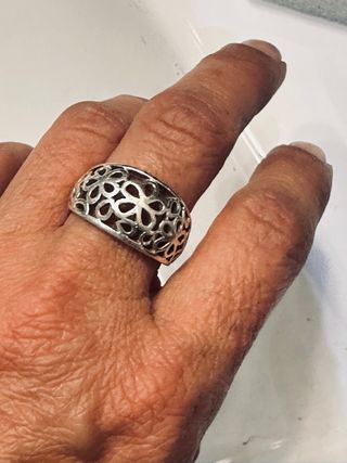 Anillo de plata con diseño floral
