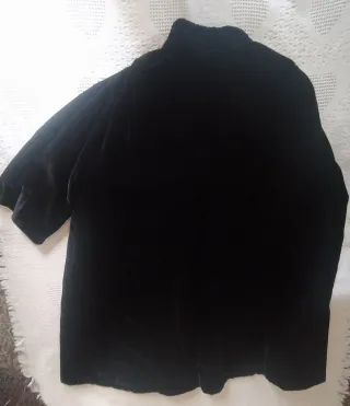 Abrigo de terciopelo negro