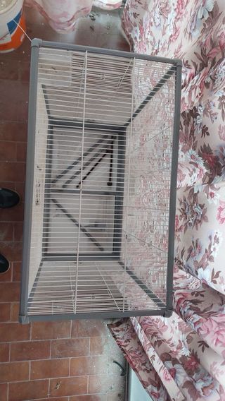 Jaula para pájaros gris y blanca