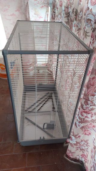 Jaula para pájaros gris y blanca