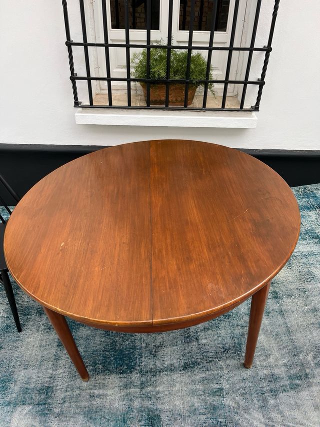 Mesa extensible antigua de madera