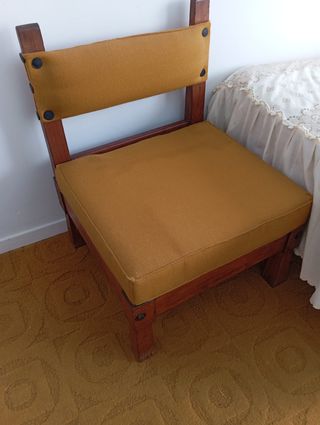 Sillón de madera y tela mostaza