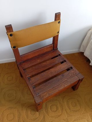 Sillón de madera y tela mostaza