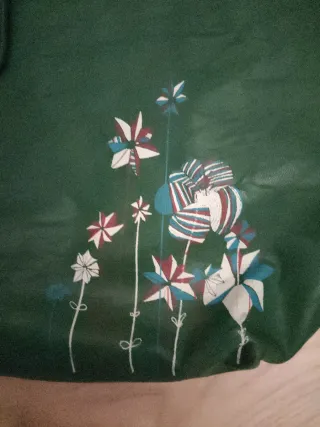 Bolso verde con asas grandes y estampado