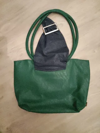 Bolso verde con asas grandes y estampado