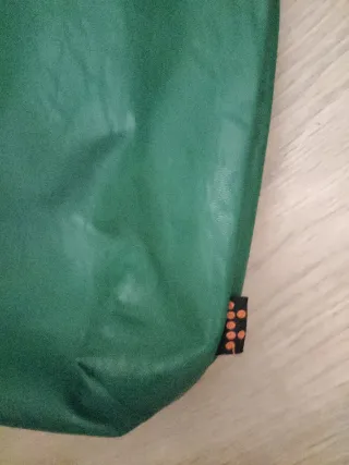 Bolso verde con asas grandes y estampado