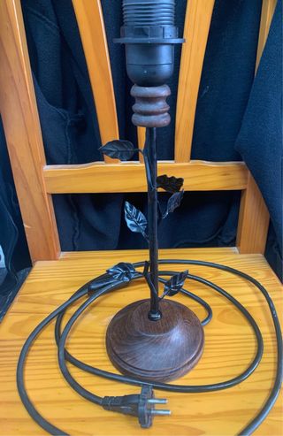 Pie de lámpara de mesa metal y madera