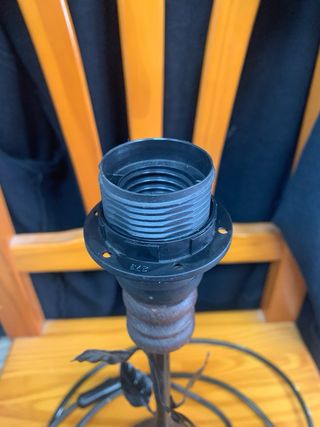 Pie de lámpara de mesa metal y madera