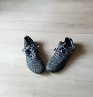 Zapatillas grises juveniles