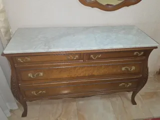 Cómoda y mesita de noche de madera y mármol