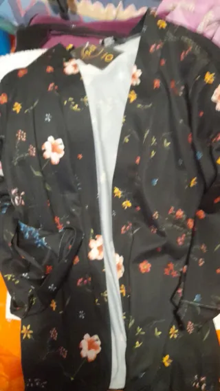 Chaqueta floral negra talla M