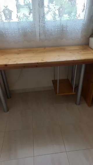 Escritorio de madera con módulo cajonera