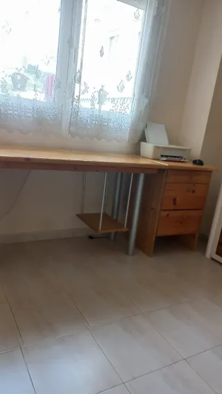 Escritorio de madera con módulo cajonera