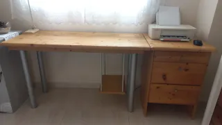 Escritorio de madera con módulo cajonera