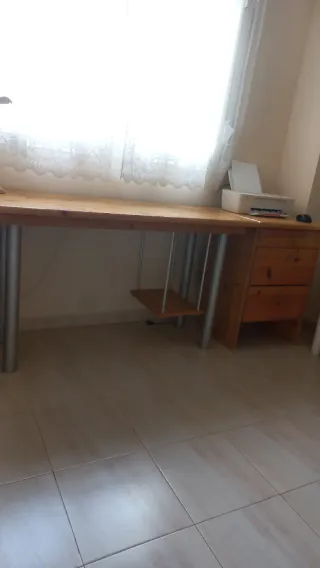 Escritorio de madera con módulo cajonera