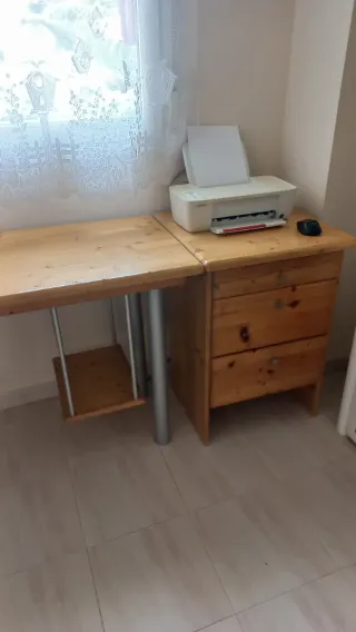 Escritorio de madera con módulo cajonera