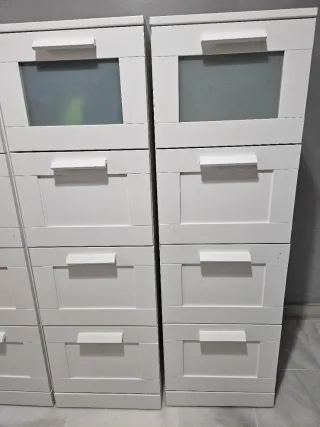 Cómoda alta Ikea blanca modelo Brimnes.