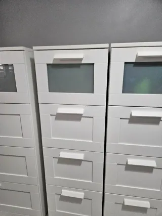 Cómoda alta Ikea blanca modelo Brimnes.