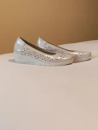 Manoletinas piel, beige y doradas TREINTAS