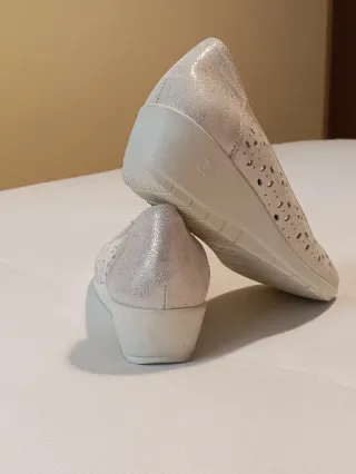 Manoletinas piel, beige y doradas TREINTAS