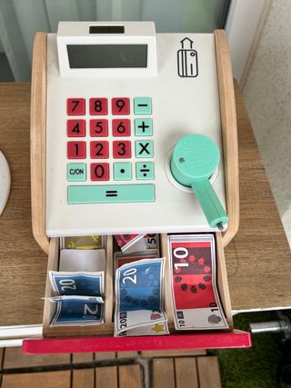 Cocinita de madera con accesorios