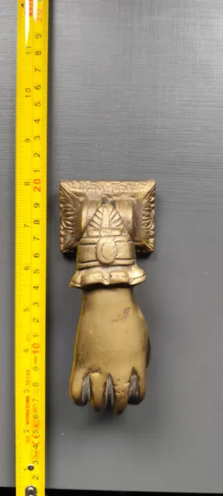 Aldaba/Llamador de puerta bronce macizo mano.